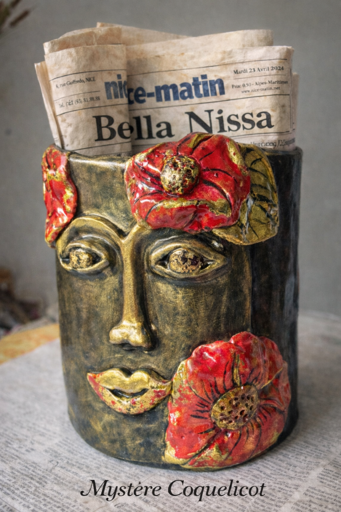 Vase artisanal visage Mystère Coquelicot en pâte autodurcissante